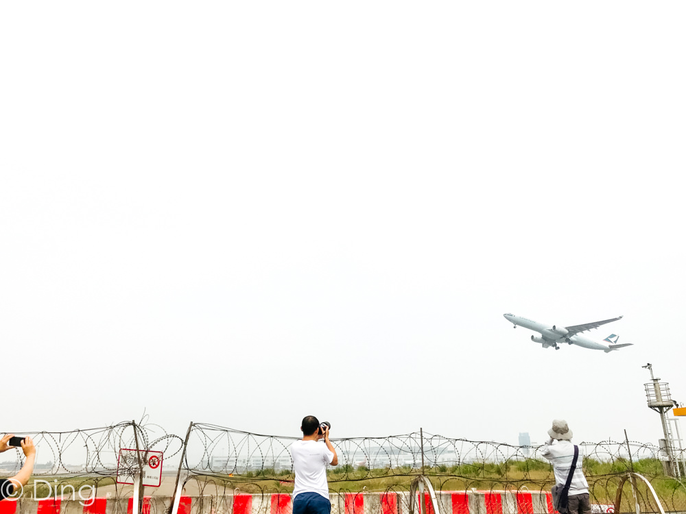 【桃園旅遊】去大園區近距離觀看桃園機場跑道的飛機起飛吧！就在桃園機場戰備聯絡道，停車十分方便，適合家庭、情侶出遊喔！