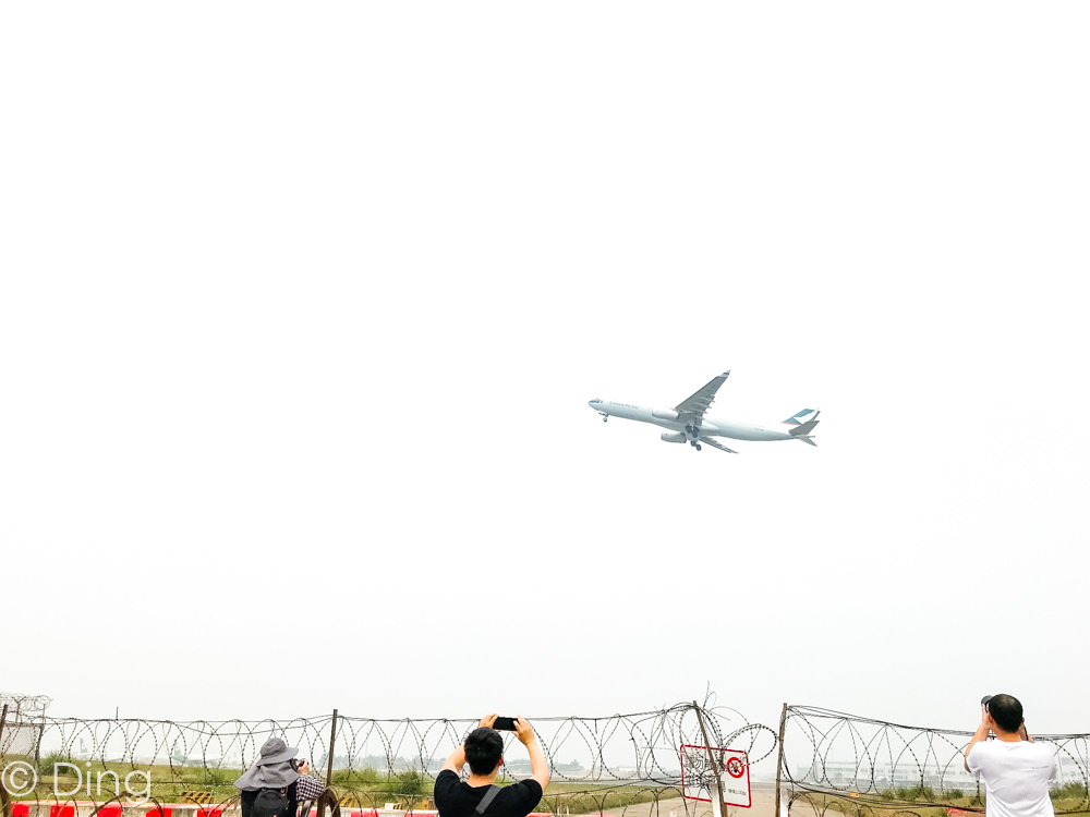 【桃園旅遊】去大園區近距離觀看桃園機場跑道的飛機起飛吧！就在桃園機場戰備聯絡道，停車十分方便，適合家庭、情侶出遊喔！