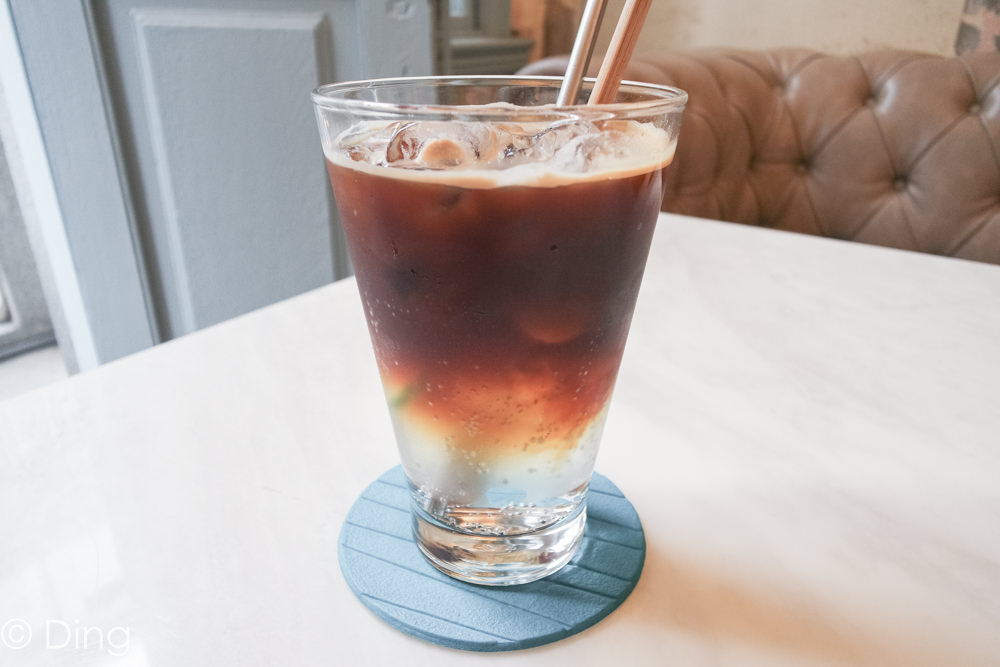 【台南中西區美食】位於新美街「熨斗目花珈琲 珈哩 cafe WUDAO」，有著特別甜點、餐點，空間充滿綠意，非常好拍網美必來！
