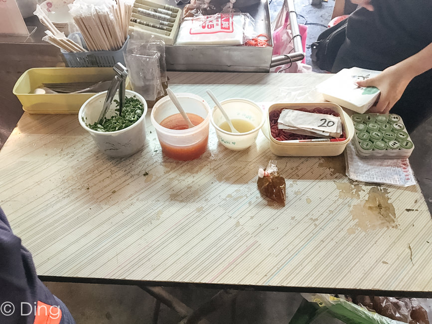 【台南東區美食】東區崇義黃昏市場美食，一份只要28元，CP值超高的關廟粿仔～