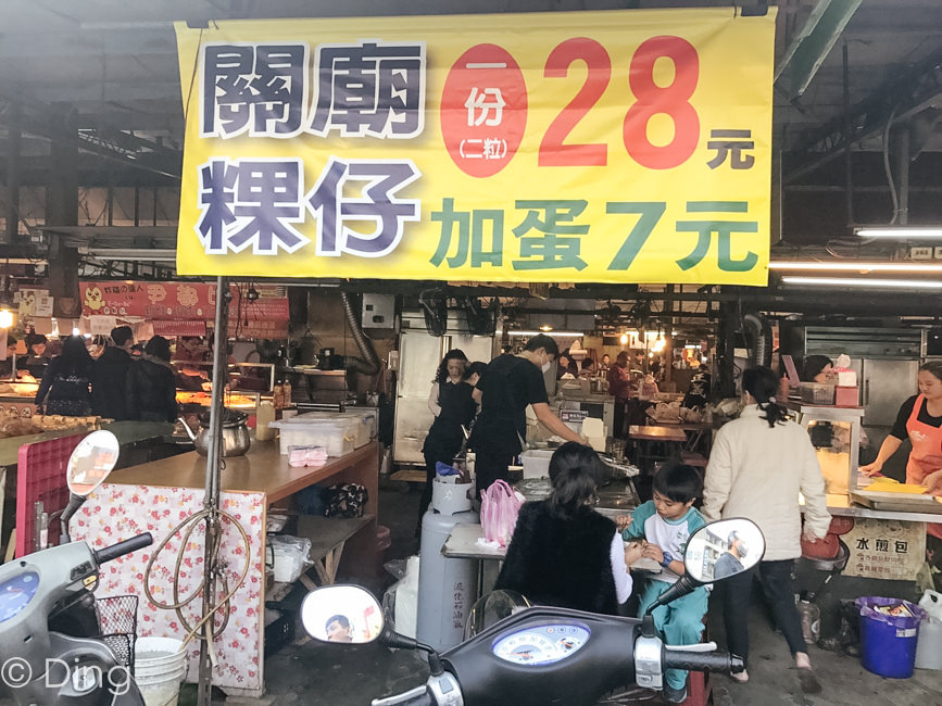 【台南東區美食】東區崇義黃昏市場美食，一份只要28元，CP值超高的關廟粿仔～
