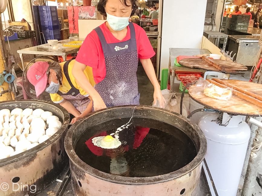 【台南東區美食】崇義黃昏市場裡的香城生煎包，有一份只要25元的平價美食蔥肉餅！