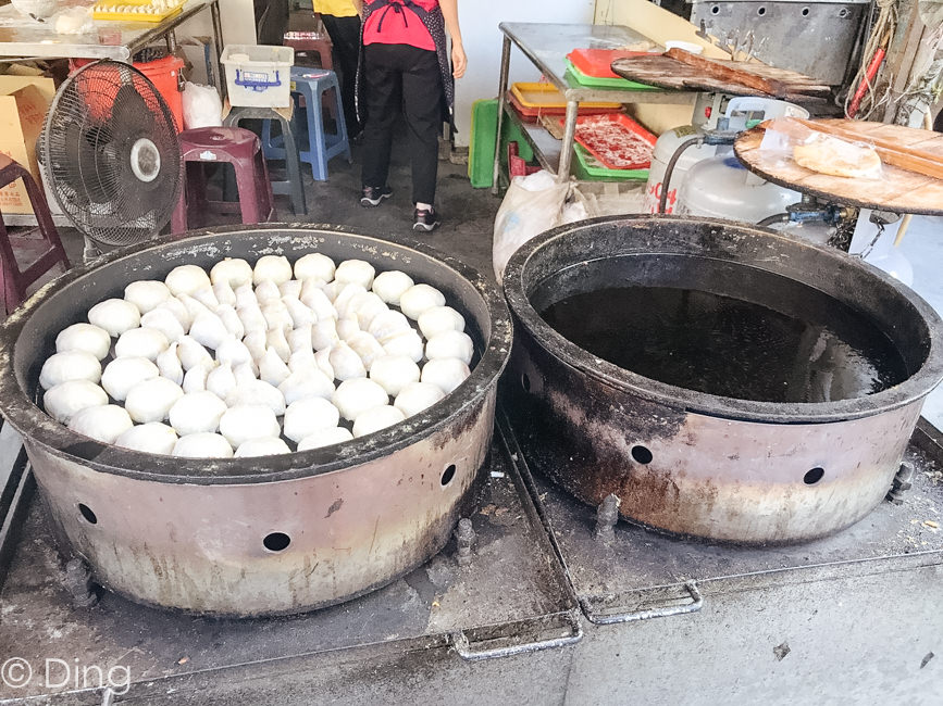 【台南東區美食】崇義黃昏市場裡的香城生煎包，有一份只要25元的平價美食蔥肉餅！