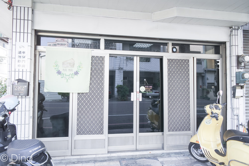 台南東區千層蛋糕 無店面超人氣低調千層蛋糕，「默默Moremore甜點」每月限量訂購，有好吃的草莓、焦糖、藍莓、巧克力千層蛋糕。