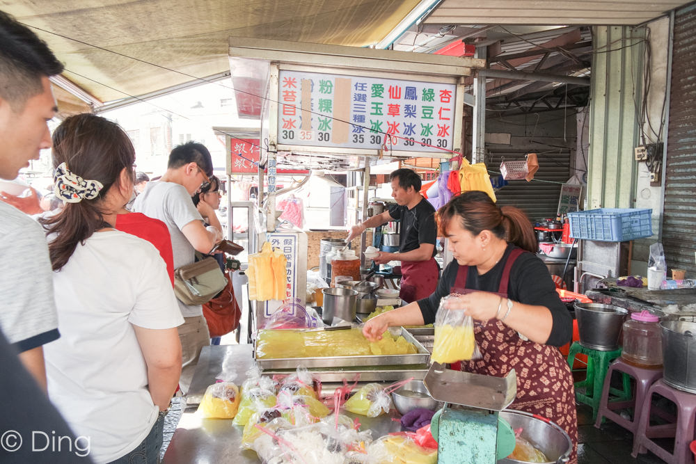 【彰化鹿港美食】鹿港老街附近第一市場必吃美食-發記粉粿冰，只要三十元就可以吃到好吃的ＱＱ粉粿冰！