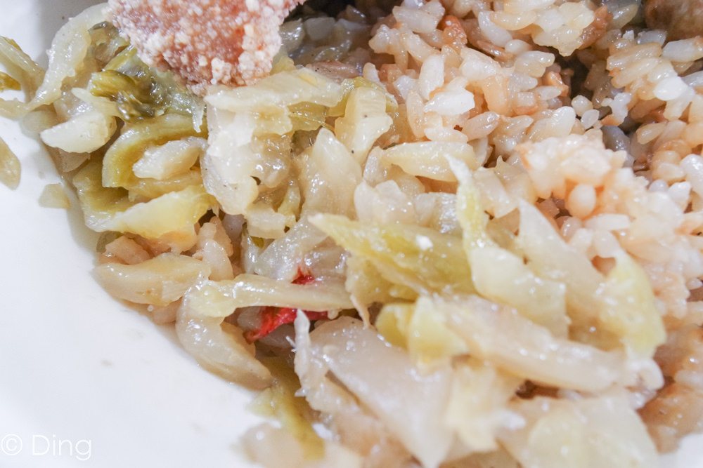 【台南歸仁美食】長榮大學周邊超人氣必吃美食，便宜美味的蒜頭飯，大推炸排骨、炸雞腿蒜頭飯，插畫家微疼推薦的難忘好滋味。
