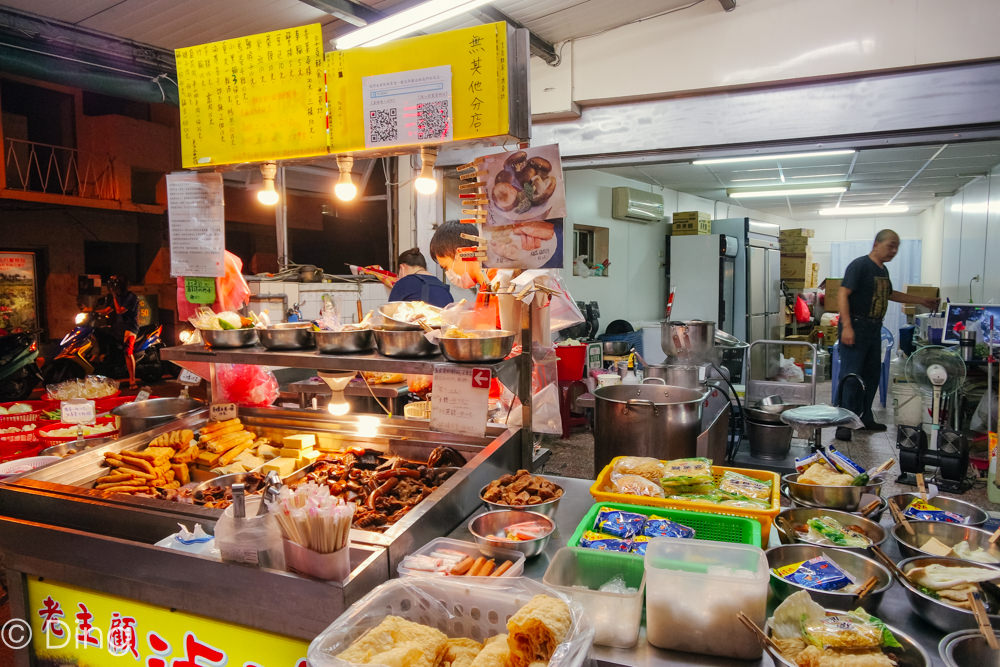 台南東區美食 裕農路上一週只賣四天，有濃濃中藥香滷汁、自製辣椒，排隊人潮不間斷，「老主顧滷味」