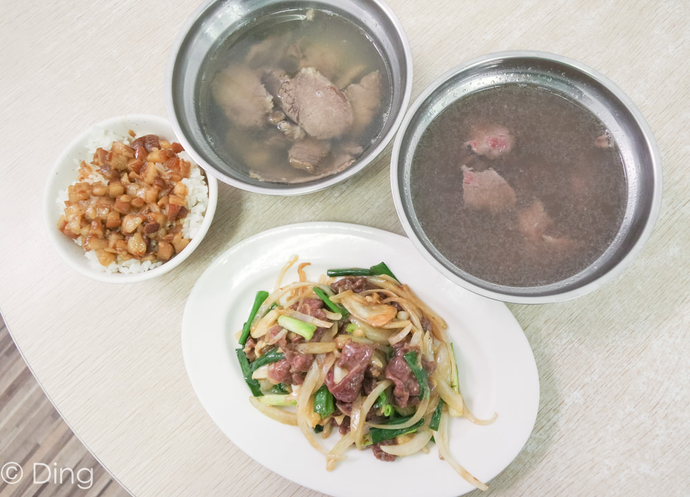 台南安平美食 鄰近安平老街，時常大排長龍，點湯附飯「阿財牛肉湯」，肉燥飯也很推薦喔！