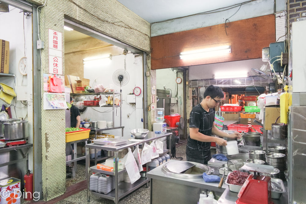 台南安平美食 鄰近安平老街，時常大排長龍，點湯附飯「阿財牛肉湯」，肉燥飯也很推薦喔！