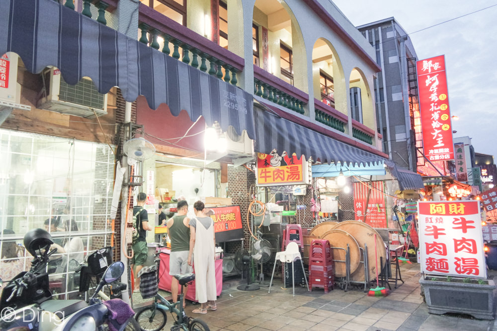 台南安平美食 鄰近安平老街，時常大排長龍，點湯附飯「阿財牛肉湯」，肉燥飯也很推薦喔！