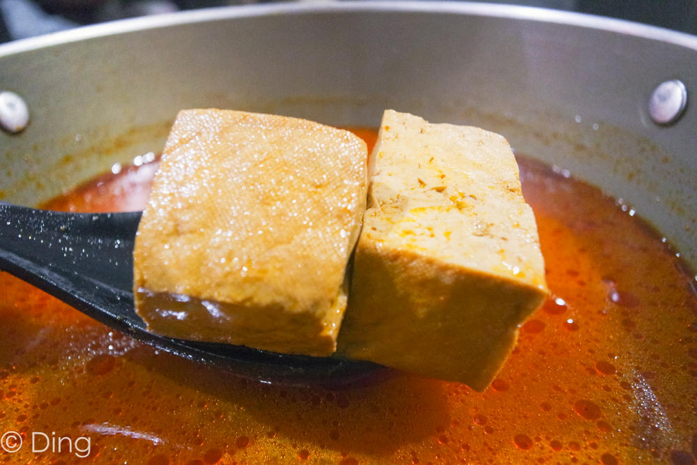 台南東區火鍋推薦 平價麻辣小火鍋「三角麻辣鍋」，單點價格便宜，有好吃特製豆腐，晚上、宵夜都很適合來。
