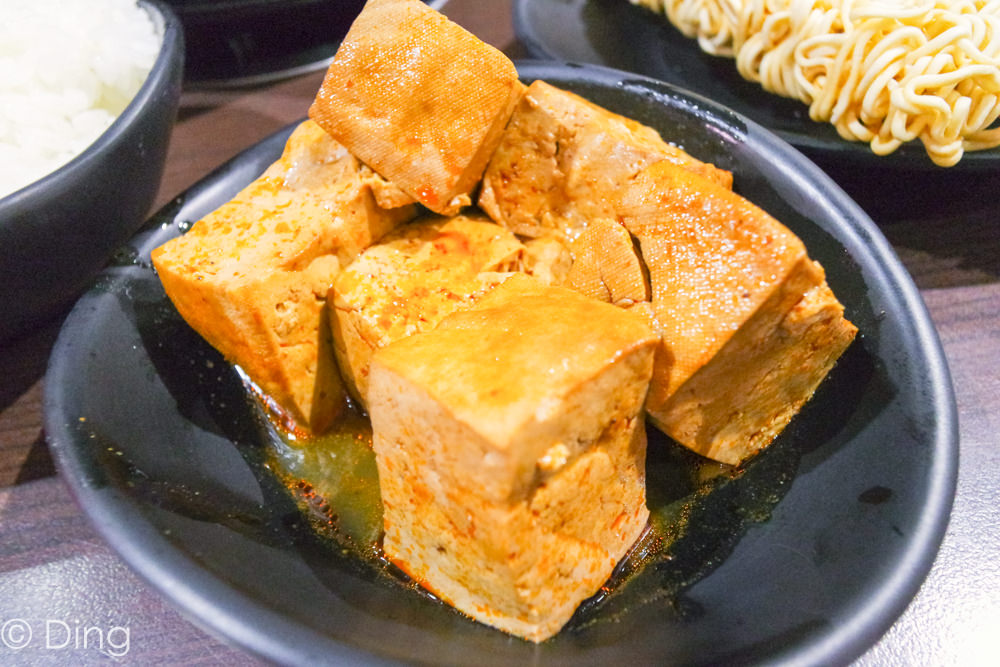 台南東區火鍋推薦 平價麻辣小火鍋「三角麻辣鍋」，單點價格便宜，有好吃特製豆腐，晚上、宵夜都很適合來。