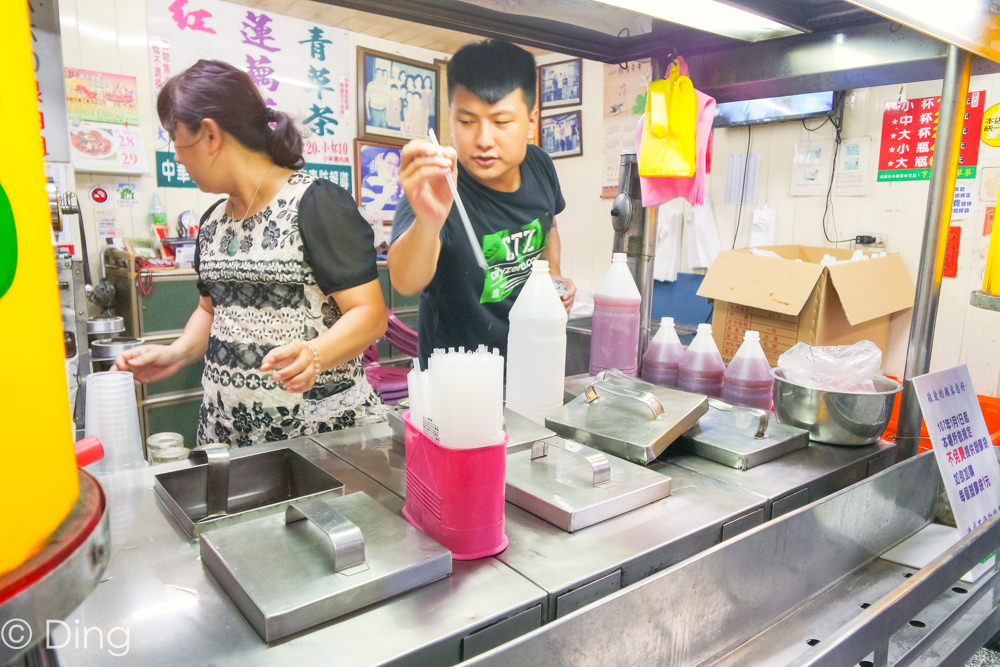 台南中西區飲料推薦 在地人從小到大難忘好滋味，清涼消暑好喝的青草茶、蓮藕茶、紅茶，「下大道青草茶」。
