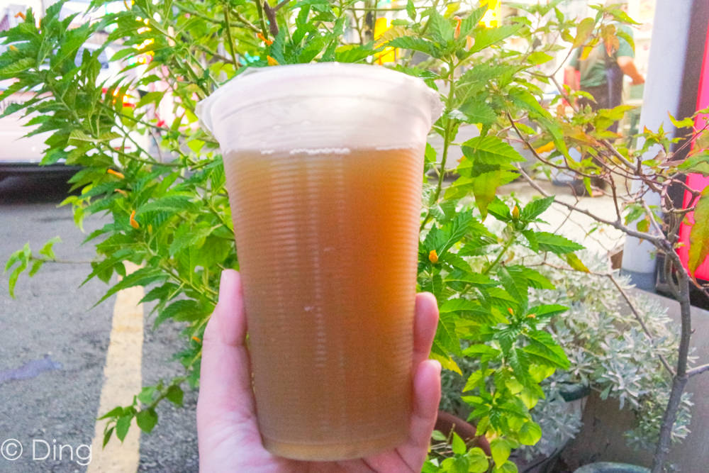 台南中西區飲料推薦 在地人從小到大難忘好滋味，清涼消暑好喝的青草茶、蓮藕茶、紅茶，「下大道青草茶」。