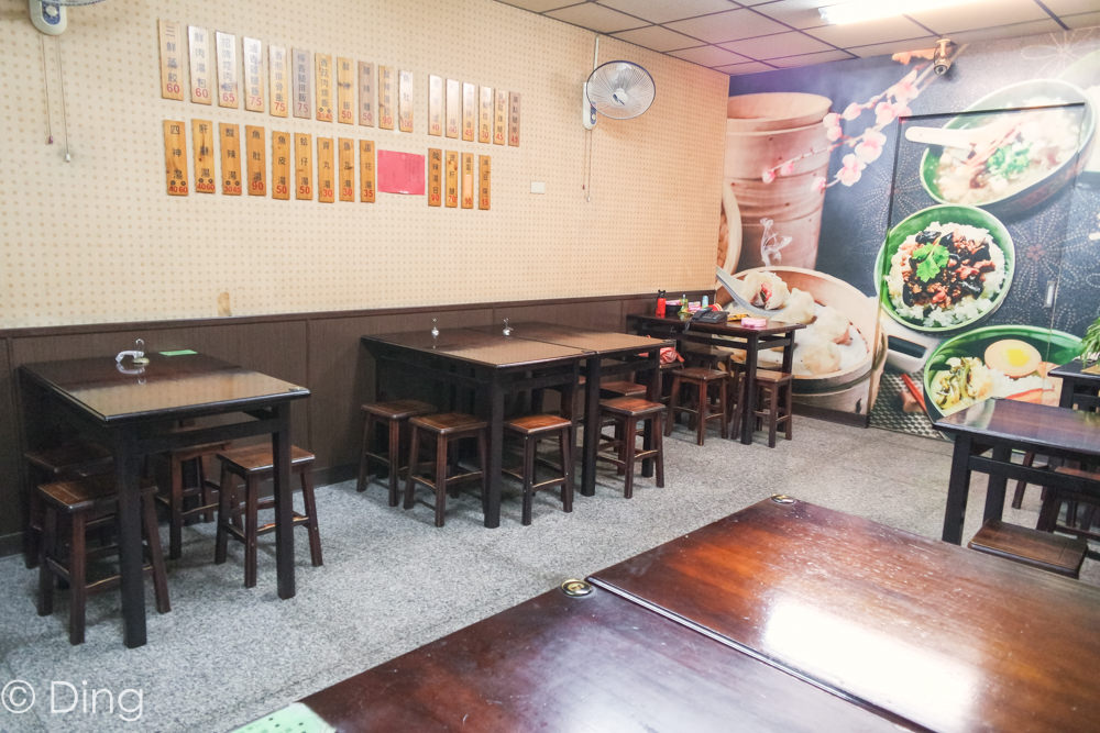 台南中西區宵夜推薦 府前路24H營業「三鮮蒸餃」，有排骨飯、雞腿飯、湯包及蒸餃，當正餐或是宵夜都很適合。