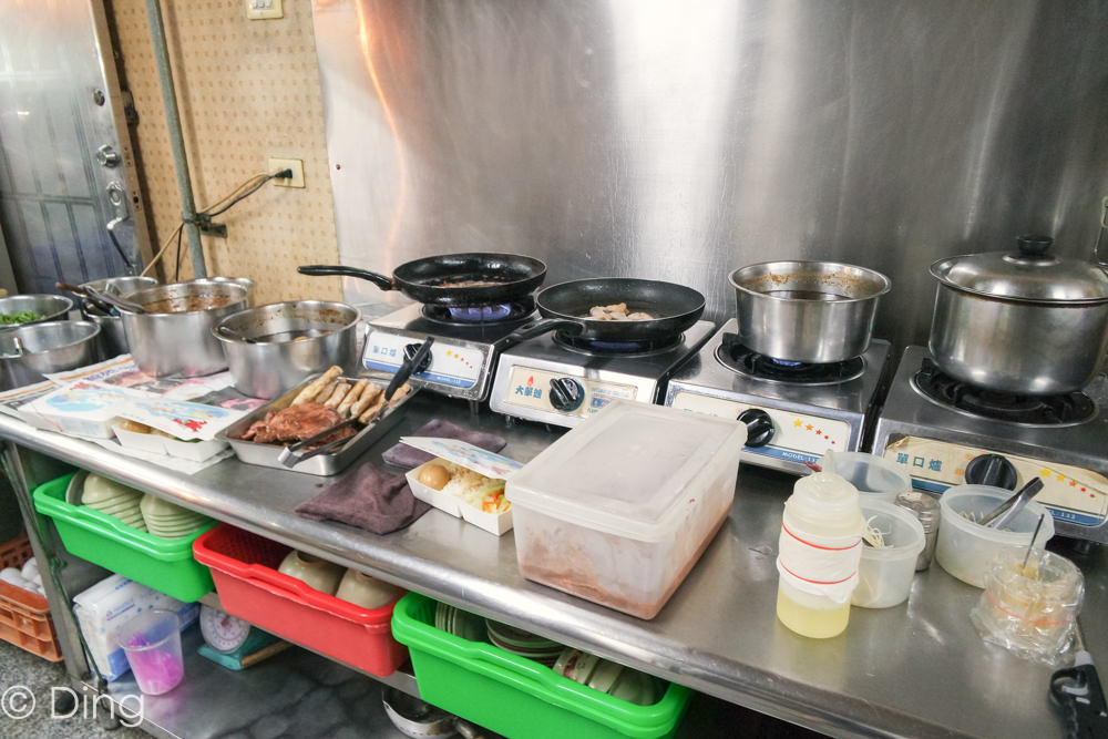 台南中西區宵夜推薦 府前路24H營業「三鮮蒸餃」，有排骨飯、雞腿飯、湯包及蒸餃，當正餐或是宵夜都很適合。