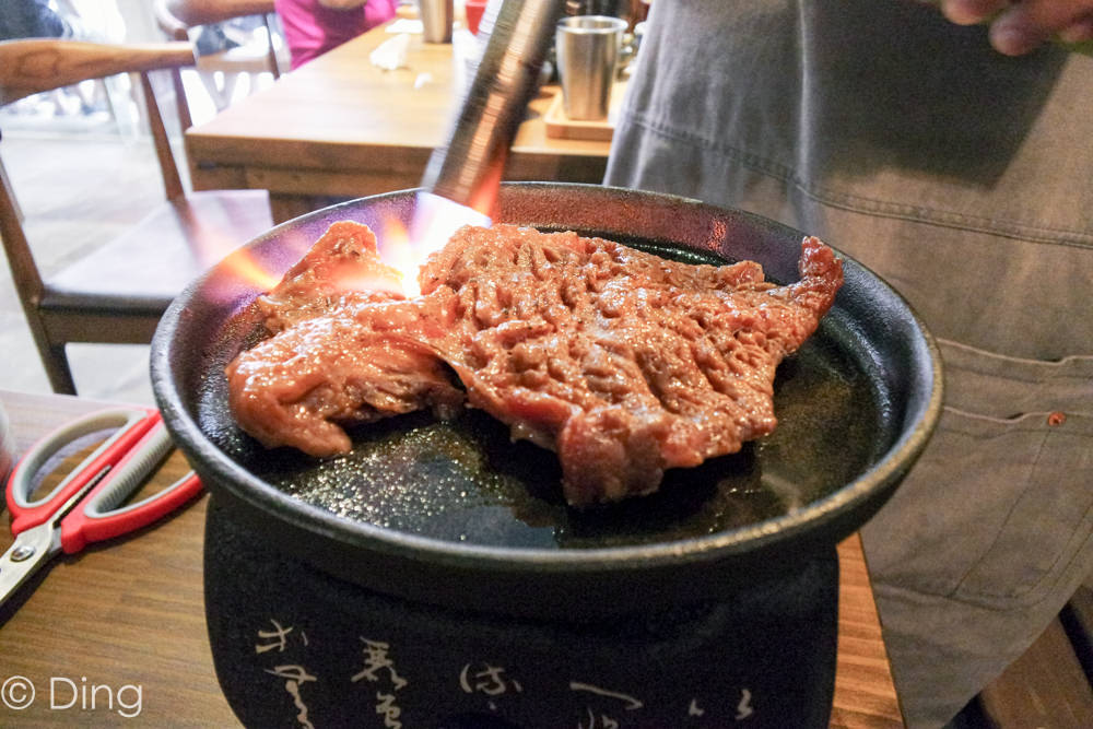 台南中西區美食 大口吃肉好過癮，厲害的丼飯、定食以及桌邊炙燒秀，就在「牛丁次郎坊x深夜裡的和魂燒肉丼x台南支店」。