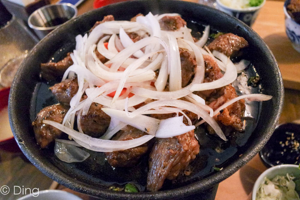 台南中西區美食 大口吃肉好過癮，厲害的丼飯、定食以及桌邊炙燒秀，就在「牛丁次郎坊x深夜裡的和魂燒肉丼x台南支店」。