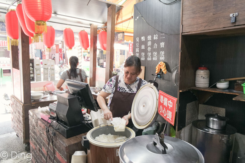 台南東區美食 成大育樂街美食，均一價60$美味臭豆腐煲、鴨血煲、排骨煲，內用白飯吃到飽「玩真的臭豆腐」