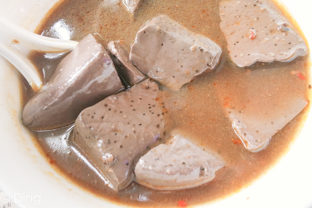 台南東區美食 成大育樂街美食，均一價60$美味臭豆腐煲、鴨血煲、排骨煲，內用白飯吃到飽「玩真的臭豆腐」