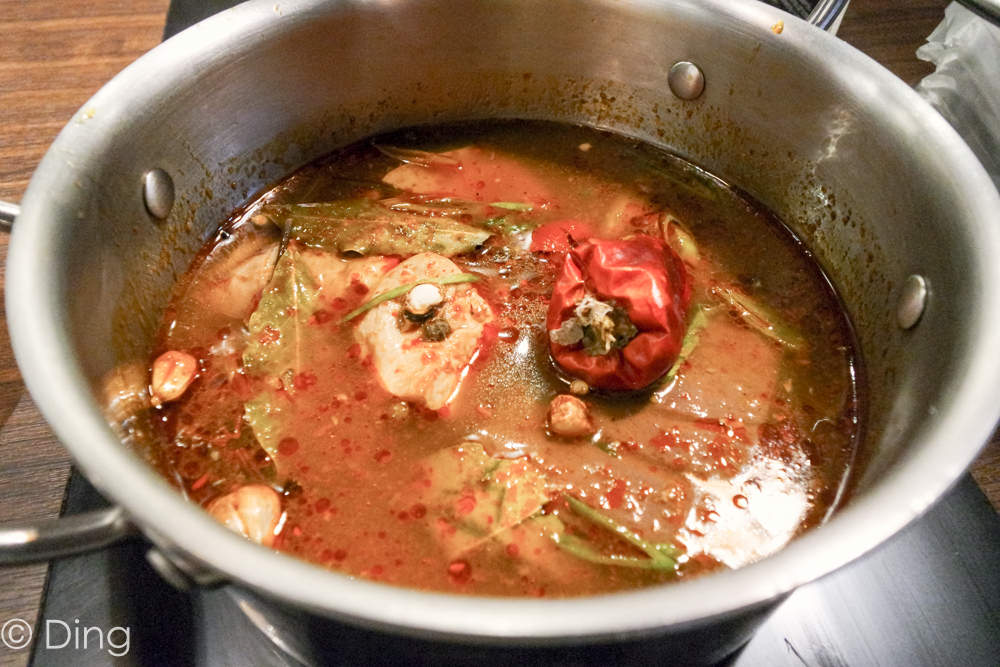 台南中西區火鍋推薦 新光中山店12F「這一小鍋」，大份量雙人餐，肉片選擇多樣，六種特殊湯底。