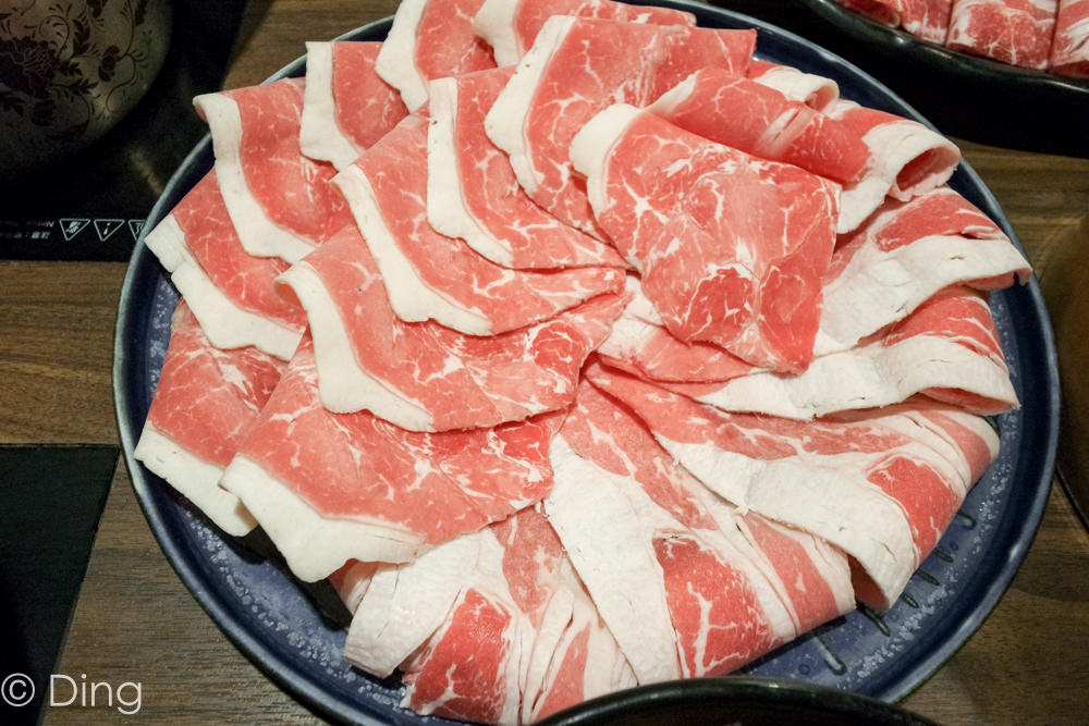 台南中西區火鍋推薦 新光中山店12F「這一小鍋」，大份量雙人餐，肉片選擇多樣，六種特殊湯底。