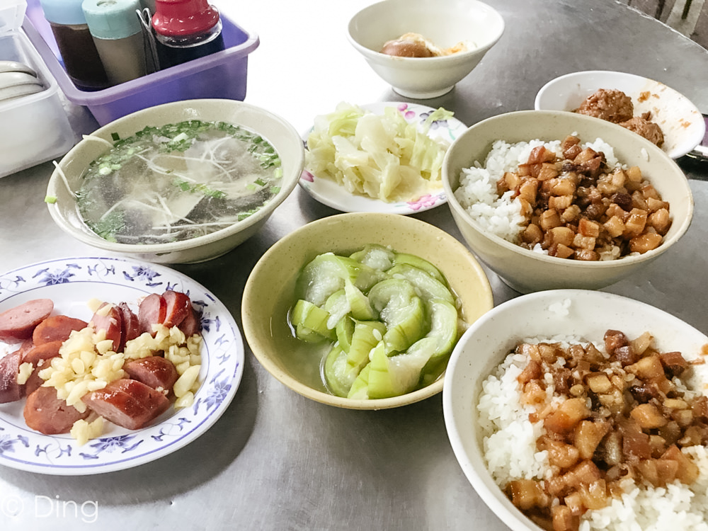 台南中西區美食  大同路上，有便宜好吃肉燥飯，一碗只要15$，還有多種小菜、湯可以搭，老店「國榮肉燥飯」。