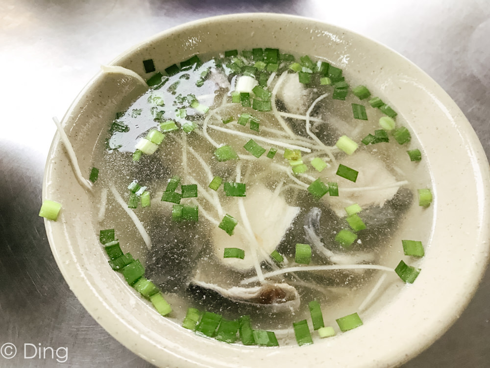 台南中西區美食 大同路上，有便宜好吃肉燥飯，一碗只要15$，還有多種小菜、湯可以搭，老店「國榮肉燥飯」。