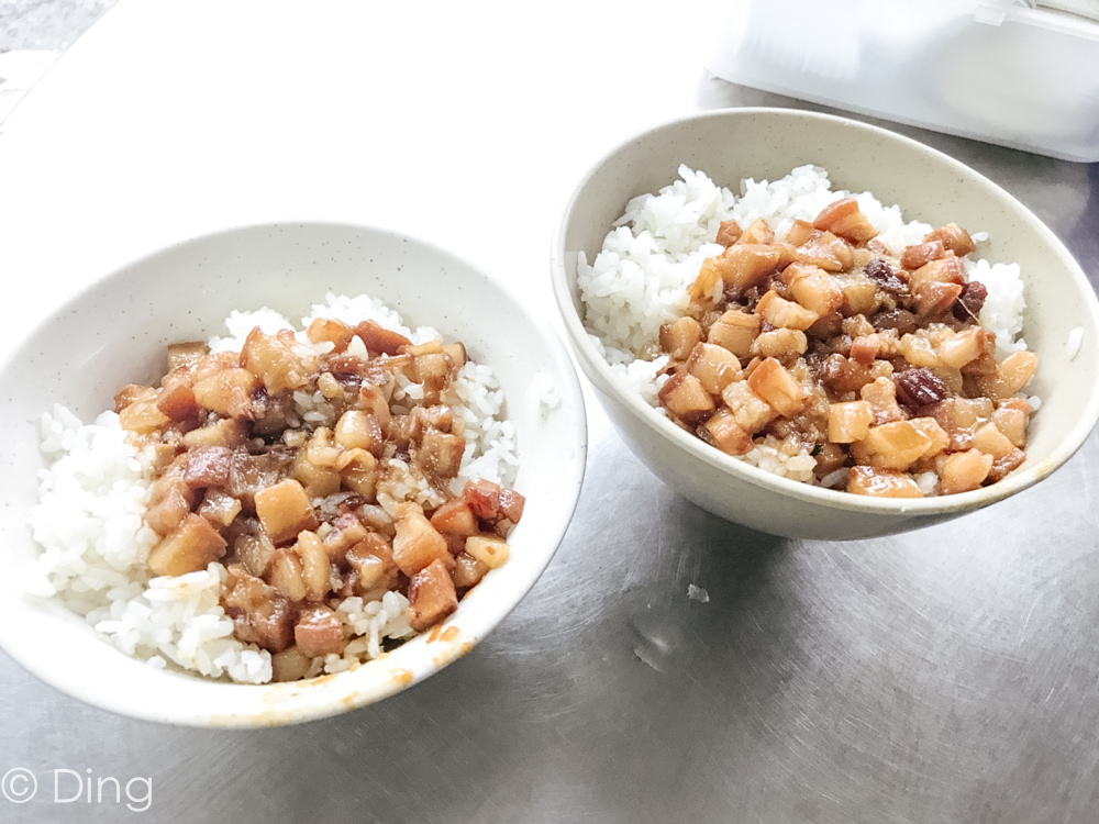台南中西區美食 大同路上，有便宜好吃肉燥飯，一碗只要15$，還有多種小菜、湯可以搭，老店「國榮肉燥飯」。