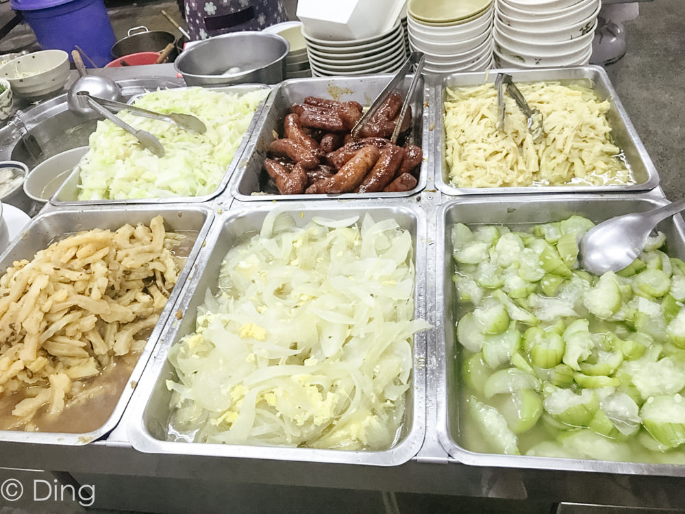 台南中西區美食 大同路上，有便宜好吃肉燥飯，一碗只要15$，還有多種小菜、湯可以搭，老店「國榮肉燥飯」。