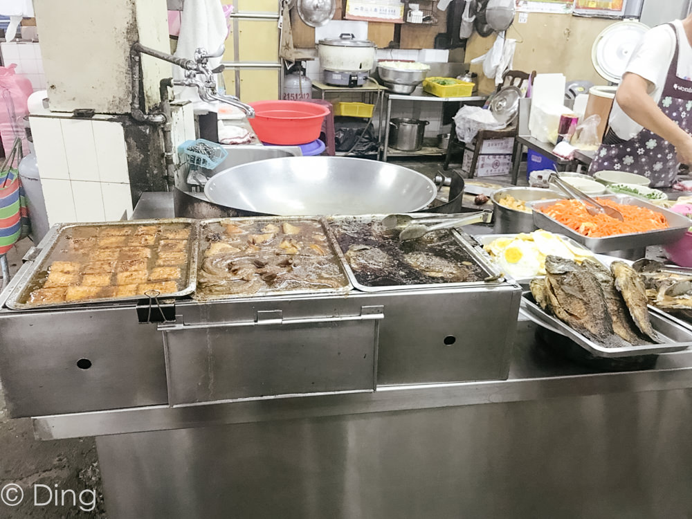 台南中西區美食 大同路上，有便宜好吃肉燥飯，一碗只要15$，還有多種小菜、湯可以搭，老店「國榮肉燥飯」。