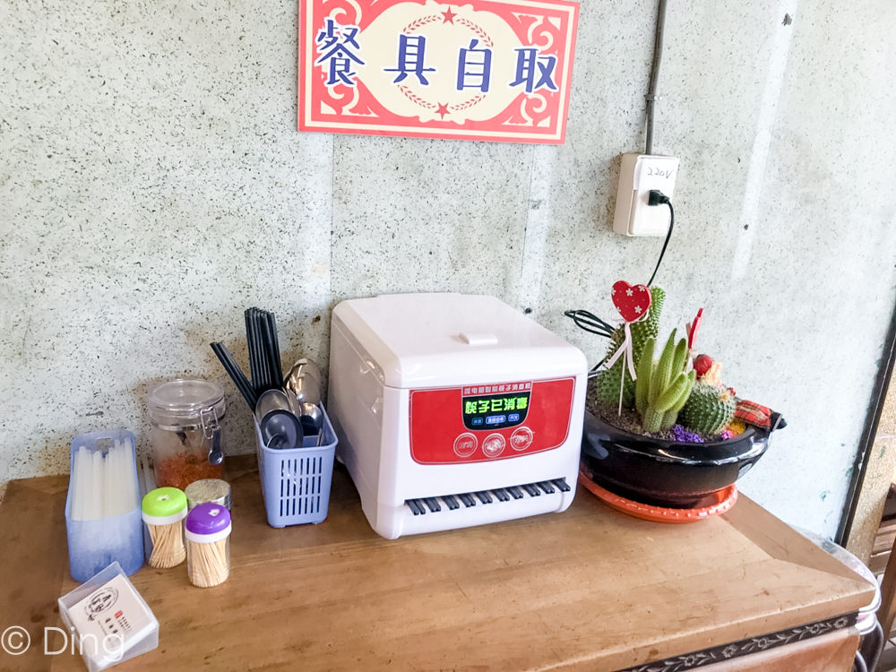 台南中西區美食 隱藏巷弄內古早味，「鼎富發豬油拌飯」，除了主打豬油拌飯，還有燒烤、冷盤可選擇喔！