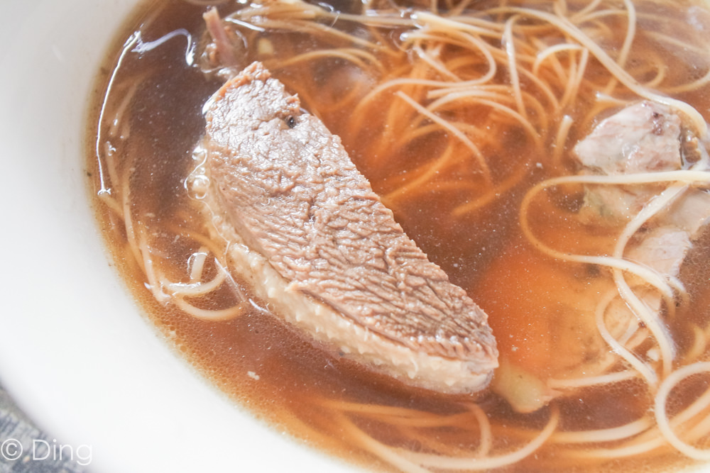 台南中西區美食 民生路上好吃的當歸鴨麵線、米血、豬腳，平價美食老店「松竹當歸鴨」。