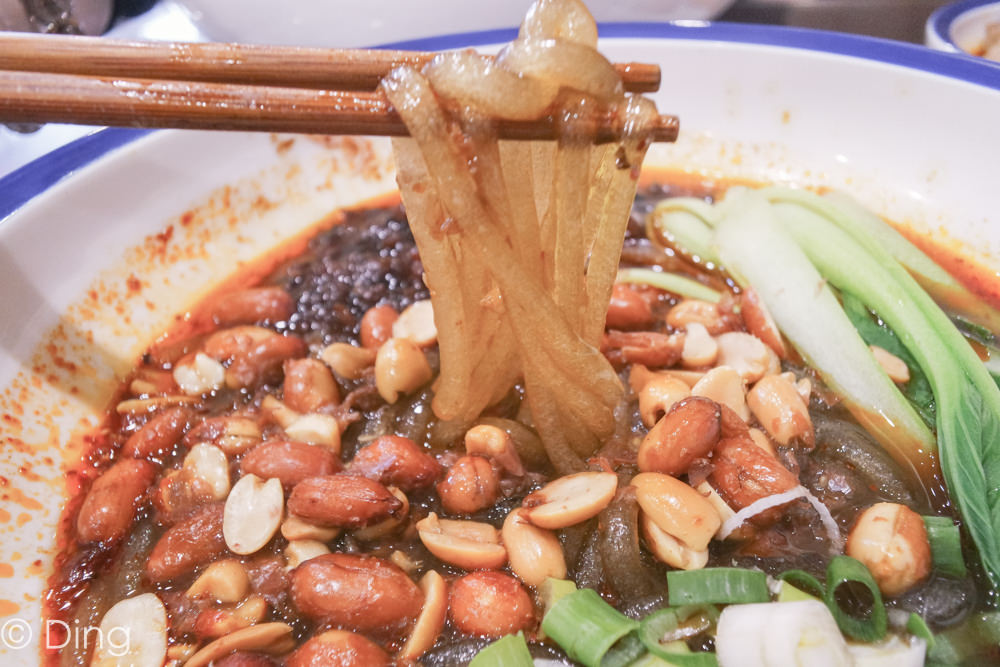 台南東區南紡購物中心周邊美食 愛吃辣不要錯過，大推山城麻辣麵、重慶酸辣粉，東寧路上「紅对麵(紅對麵) 重慶小麵」。