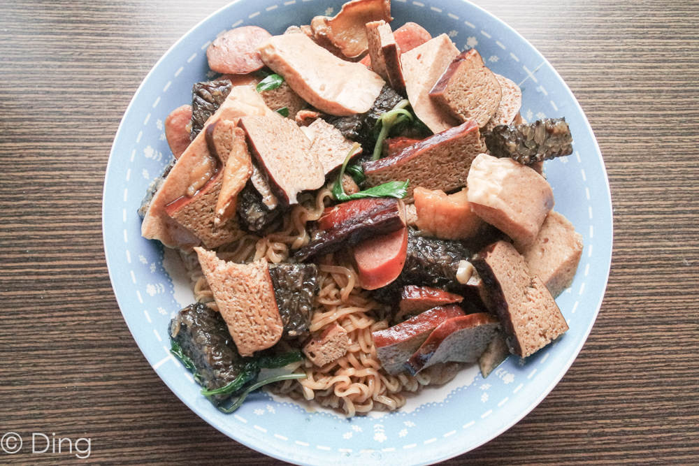 台南東區南紡購物中心周邊美食 東寧路上有獨特爆炒三杯，醬香濃郁滷味，「御膳現炒鹵味」。
