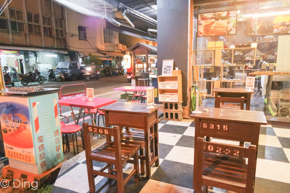 台南中西區宵夜 大智街美味炭烤吐司，還有炸物、飲料，可內用的「夯胖日式碳烤吐司」。