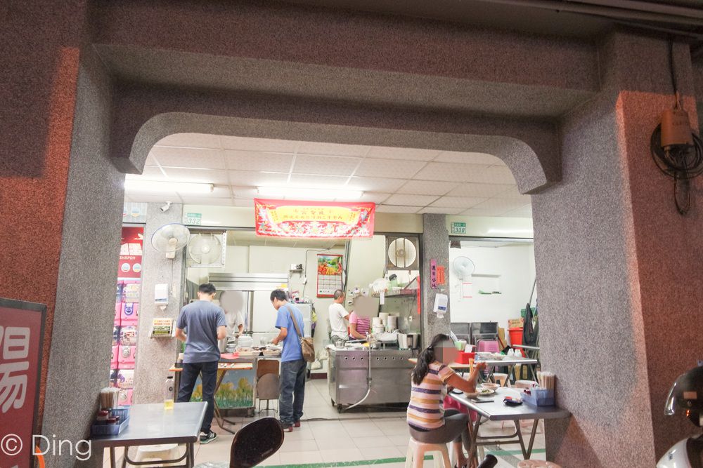 台南中西區宵夜推薦 必吃「府前路無名陽春麵、紅油抄手」，讓內行饕客心甘情願排隊的店。