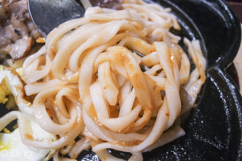 台南仁德美食 「19號倉庫鐵板牛排仁德店」，種類多大份量排餐，沙拉吧吃到飽，想吃雙拼系列、戰斧牛排就來吧！