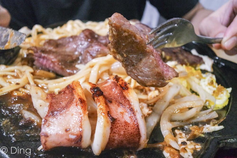 台南仁德美食 「19號倉庫鐵板牛排仁德店」，種類多大份量排餐，沙拉吧吃到飽，想吃雙拼系列、戰斧牛排就來吧！