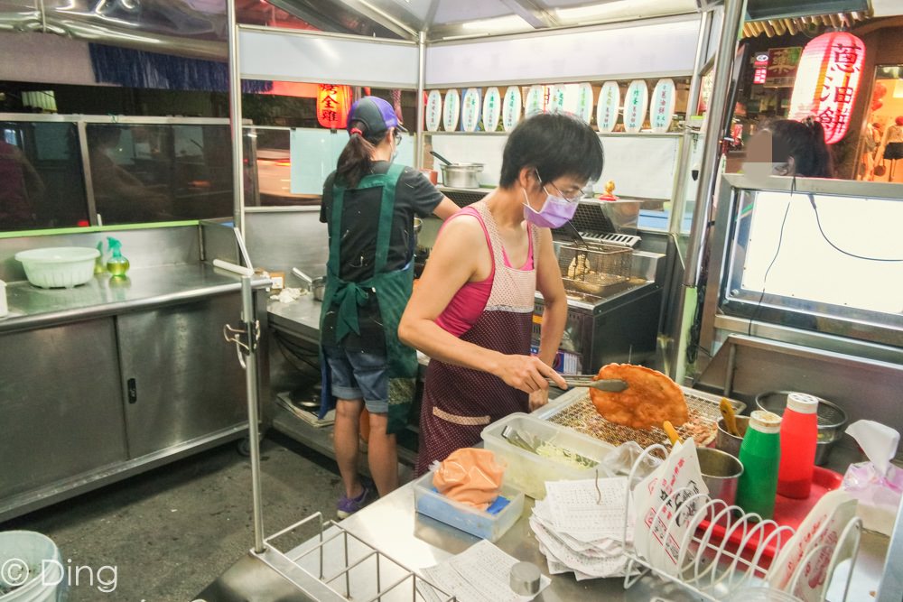 台南永康美食推薦 即使罪惡也想吃的平價美食！包著雞排的炸蛋蔥油餅「竹力亭」，有蔥油餅或香Ｑ餅兩種餅皮可以選擇喔～