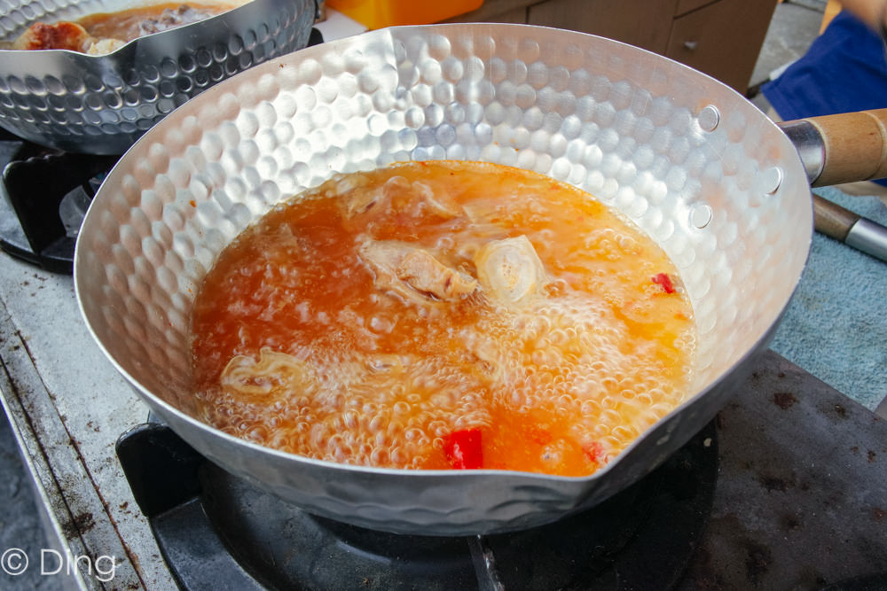 台南府前路美食 國華街交叉轉角處，專賣麻辣鴨血跟豆腐「滷寶」，有獨門滷汁以及特別的套餐組合，可外送。