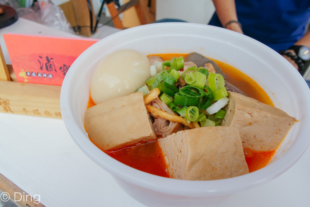 台南府前路美食 國華街交叉轉角處，專賣麻辣鴨血跟豆腐「滷寶」，有獨門滷汁以及特別的套餐組合，可外送。
