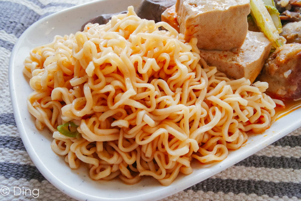 台南府前路美食 國華街交叉轉角處，專賣麻辣鴨血跟豆腐「滷寶」，有獨門滷汁以及特別的套餐組合，可外送。