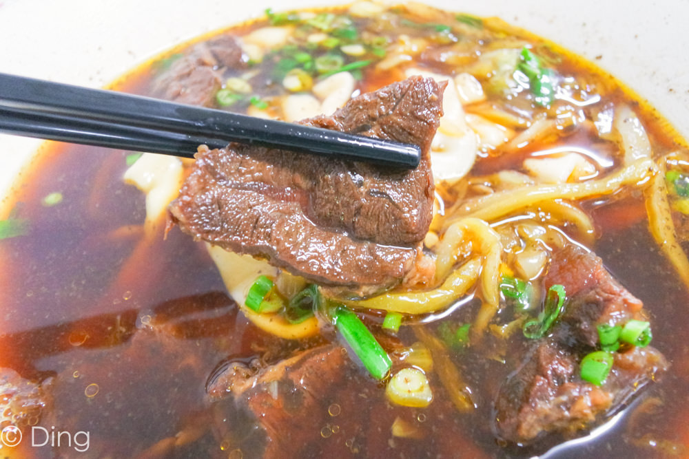 台南北區美食 開元路上紮實Ｑ彈刀削麵，大推牛肉麵及特別的滿滿花生粉甜抓餅，「萬紅刀切麵」。