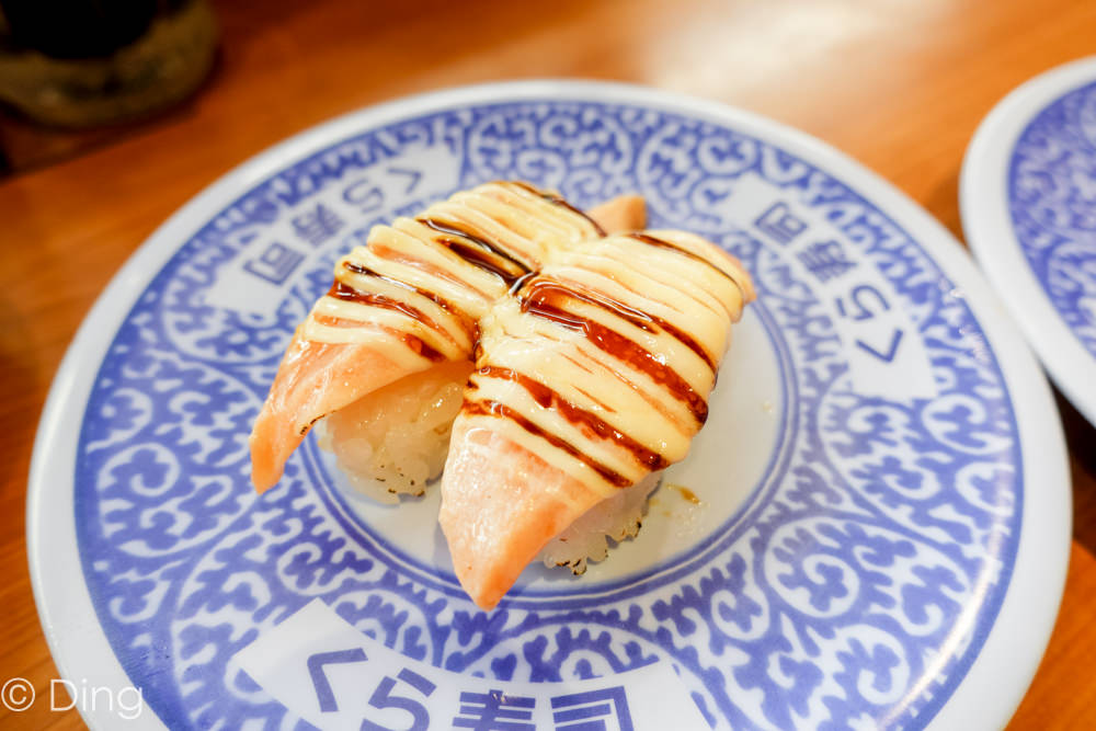 台中西區美食 廣三SOGO百貨推薦美食「藏壽司」，大部分壽司一盤40元，還可以玩遊戲。