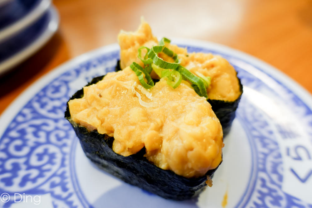 台中西區美食 廣三SOGO百貨推薦美食「藏壽司」，大部分壽司一盤40元，還可以玩遊戲。