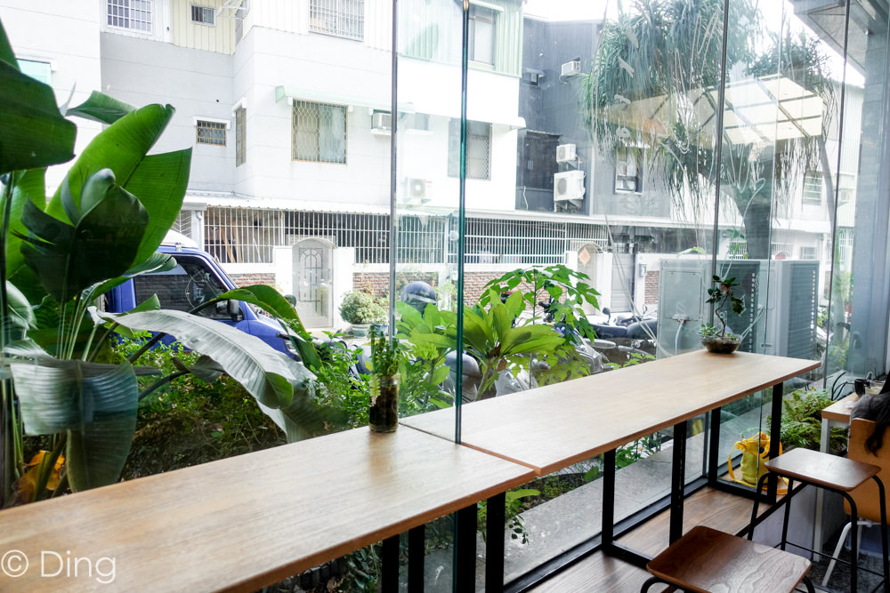 台南東區早午餐 隱藏住宅區「鹿耳晚晚」，擁有大片落地窗，餐點美味，還有限量甜點「親愛的渡邊直美」。