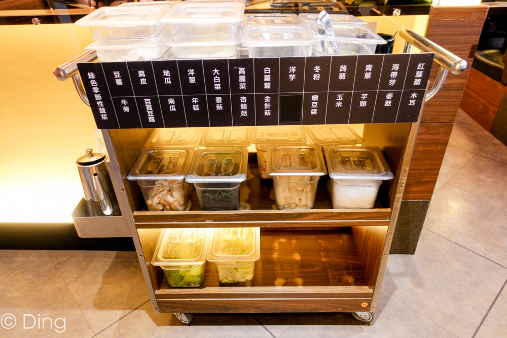 台南東區吃到飽 適合聚會聚餐，南紡購物中心壽喜燒專賣店「Mo-Mo-Paradise」，肉、蔬菜、飲料無限供應，多種鍋品供選擇。