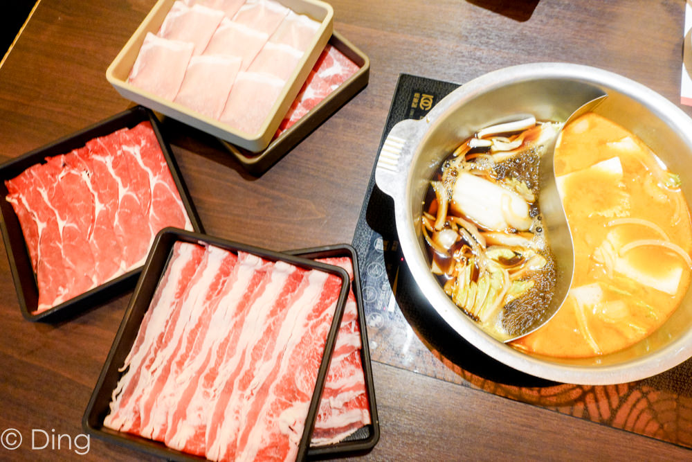 台南東區吃到飽 適合聚會聚餐，南紡購物中心壽喜燒專賣店「Mo-Mo-Paradise」，肉、蔬菜、飲料無限供應，多種鍋品供選擇。