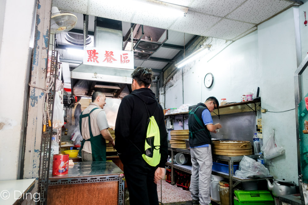 台南中西區美食 府前路老店「福記肉圓」，有軟Ｑ不油膩肉圓，喝到飽大骨湯。